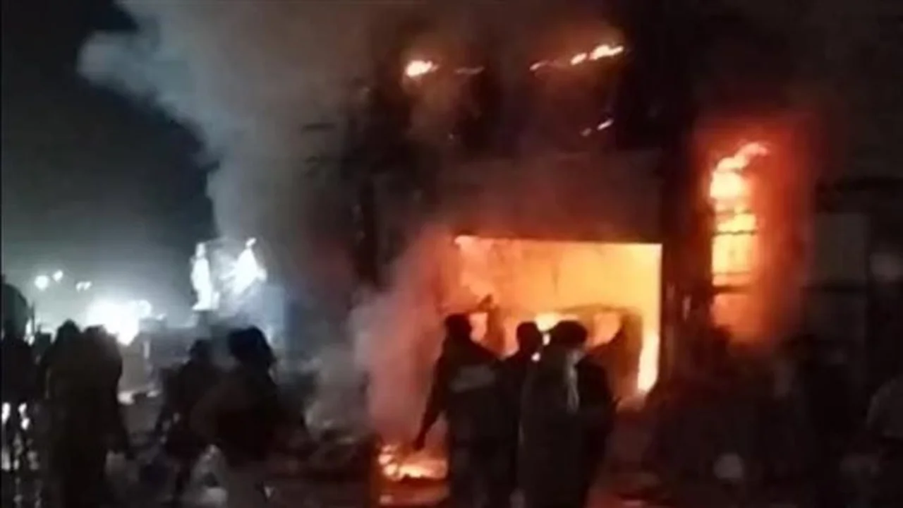 حريق أبو النمرس.. ماس كهربائي بشاحن هاتف يتسبب في اشتعال مخزن بالجيزة